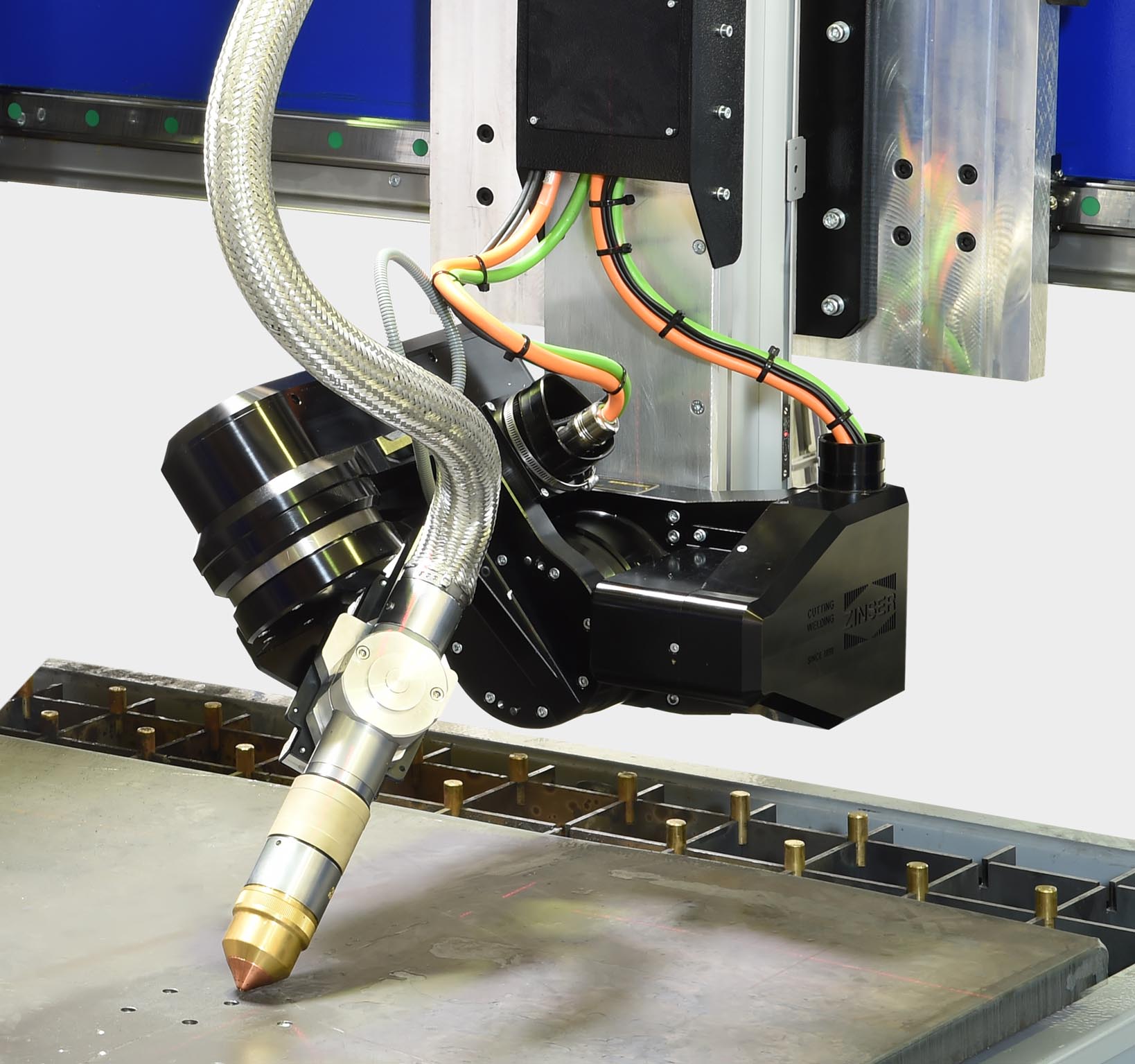 Image: L'unité de chanfrein à 1 torche à rotation automatique permet de couper au plasma les biseaux sur les contours.