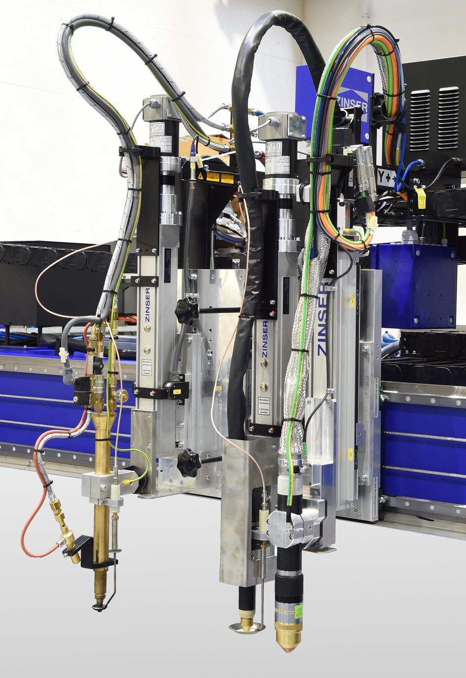 Image: Équipement du deuxième ZINSER 4025 : torche oxycoupage à gauche, torche plasma avec détection de la hauteur d'arc ZAC 5070 à droite, en plus d'un système de marquage plasma.